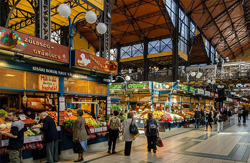 Центральный рынок в Будапеште. Гастрономический чардаш - пешеходная экскурсия в Будапеште на русском языке. Групповая экскурсия. Венгерская паприка. Венгерская салями. Прогулка по рынку в Будапеште.